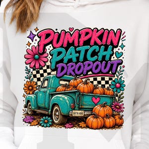 Può includere: Una felpa con cappuccio bianca con una stampa grafica di un pickup color verde acqua carico di zucche arancioni. Il testo recita PUMPKIN PATCH DROPOUT in rosa, verde acqua e viola. Il design include fiori colorati, un motivo a scacchi e foglie.