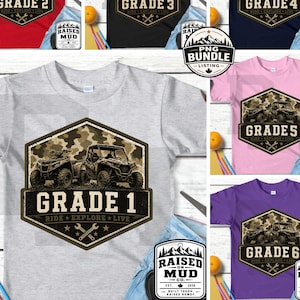 Op de afbeelding: Een collectie van zes t-shirts met korte mouwen in rood, zwart, marineblauw, lichtgrijs, roze en paars. Elk shirt heeft een zeshoekige afbeelding met een camouflagepatroon, twee ATV's en tekst van Grade 1 tot Grade 6 met Ride Explore Live.