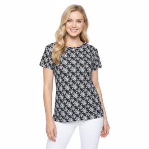 Könnte beinhalten: Ein kurzärmeliges T-Shirt mit einem sich wiederholenden schwarz-weißen geometrischen Rautenmuster und kreisförmigen Akzenten. Das Shirt hat einen Rundhalsausschnitt und einen geraden Saum und besteht aus leichtem Stoff mit durchgehendem Druck.