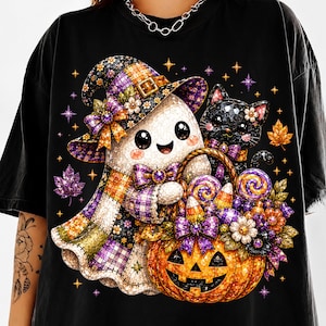 Może przedstawiać: Czarny t-shirt z kolorową grafiką w stylu mozaiki przedstawiającą uśmiechniętego ducha w kapeluszu czarownicy w kratkę, czarnego kota oraz dynię wypełnioną słodyczami i kwiatami, otoczoną małymi fioletowymi i pomarańczowymi gwiazdkami.