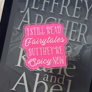 Soporte para teléfono "Todavía leo cuentos de hadas", soporte para teléfono con diseño atractivo para lectores, idea de regalo de Booktok, cita de cuento de hadas picante, diseño de regalo para lectores