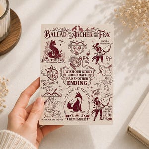 Puede incluir: Una tarjeta rectangular con ilustraciones y texto en rojo oscuro sobre un fondo crema. El texto dice Ballad of the Archer and the Fox, I wish our story could have had another ending, junto a dibujos de zorros, arcos, flechas y un reloj.