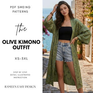 Könnte beinhalten: Ein olivgrünes Kimono-Outfit mit floralem Muster. Das Bild enthält den Text "OLIVE KIMONO OUTFIT" und "XS-3XL". Das Outfit wird mit einem schwarzen Oberteil und Jeansshorts getragen. Der Hintergrund zeigt eine Küstenlandschaft.