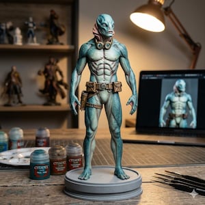 Puede incluir: Figura detallada, azul verdoso y azul, de una criatura humanoide con cabeza de pez, que lleva un cinturón de herramientas y gafas. La figura está sobre una base circular gris. Pinturas y pinceles en el fondo.