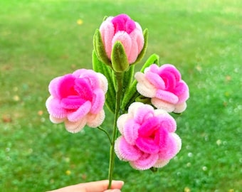 Handgefertigter Pfeifenreiniger Blumenstamm, 4 rosa Rosenblüten Chenille Stengelblume, immerwährender Blumenstrauß, niedliches Raumdekor, einzigartiges Geschenk für sie