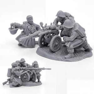 Peut inclure: Figurines miniatures grises représentant des soldats avec une mitrailleuse. Les figurines sont en action, l'une tenant un casque et d'autres visant le canon. La scène se déroule sur une petite base texturée.