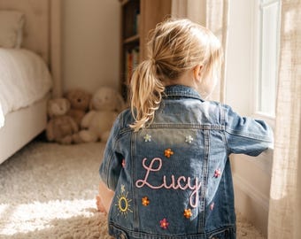 Jaqueta jeans infantil personalizada com bordado e nome.