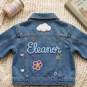 Puede incluir: Conjunto de tres jarrones de cerámica blanca de diferentes alturas. Los jarrones tienen un acabado mate y un diseño texturizado y acanalado. El jarrón más alto mide unos 25 cm de altura.