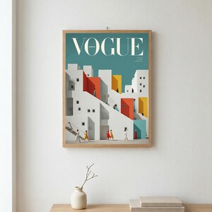 Pu&ograve; includere: Una stampa artistica da parete incorniciata che presenta un'illustrazione architettonica stilizzata di edifici bianchi con accenti rossi, gialli e blu. La parola VOGUE &egrave; stampata in grandi lettere maiuscole bianche su uno sfondo verde acqua con figure.