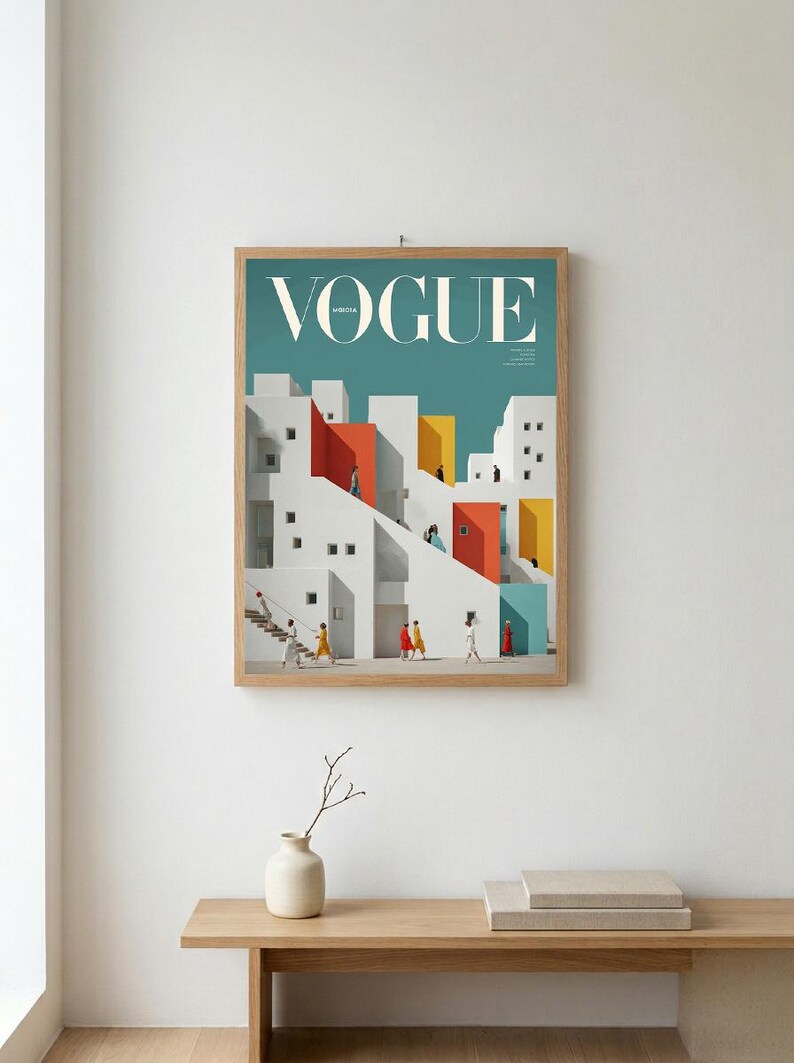 Pu&ograve; includere: Una stampa artistica da parete incorniciata che presenta un'illustrazione architettonica stilizzata di edifici bianchi con accenti rossi, gialli e blu. La parola VOGUE &egrave; stampata in grandi lettere maiuscole bianche su uno sfondo verde acqua con figure.