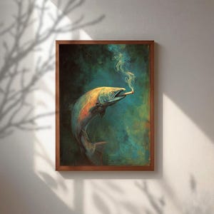 Könnte beinhalten: Gerahmter Kunstdruck mit einem bunten Fisch, der eine Zigarette im Maul hat und Rauch ausstößt. Der Fisch hat ein regenbogenartiges Muster auf der Seite, vor einem teal- und grünen Hintergrund. Der Rahmen ist dunkelbraun.