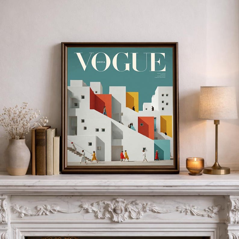 Pu&ograve; includere: Una stampa d'arte da parete incorniciata che presenta un'illustrazione architettonica stilizzata con il testo VOGUE in alto. L'immagine raffigura edifici geometrici bianchi con accenti rossi, gialli e turchesi, popolati da piccole figure in abiti colorati.