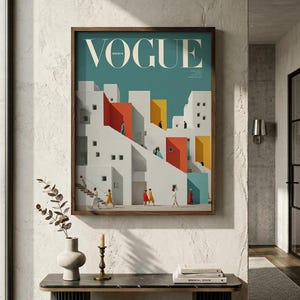 Pu&ograve; includere: Una stampa artistica da parete incorniciata che presenta un'illustrazione stilizzata di edifici bianchi con accenti rossi, gialli e blu. La parola VOGUE &egrave; stampata in grandi lettere bianche nella parte superiore. Diverse piccole figure in abiti colorati.
