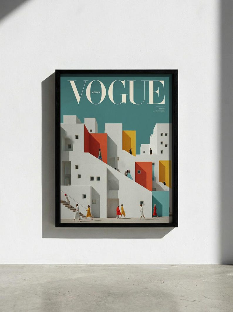 Pu&ograve; includere: Una stampa artistica da parete incorniciata che presenta un'illustrazione stilizzata di edifici bianchi con accenti rossi e gialli su un cielo verde acqua. La parola VOGUE &egrave; stampata in grandi lettere bianche in alto. Piccole figure colorate.