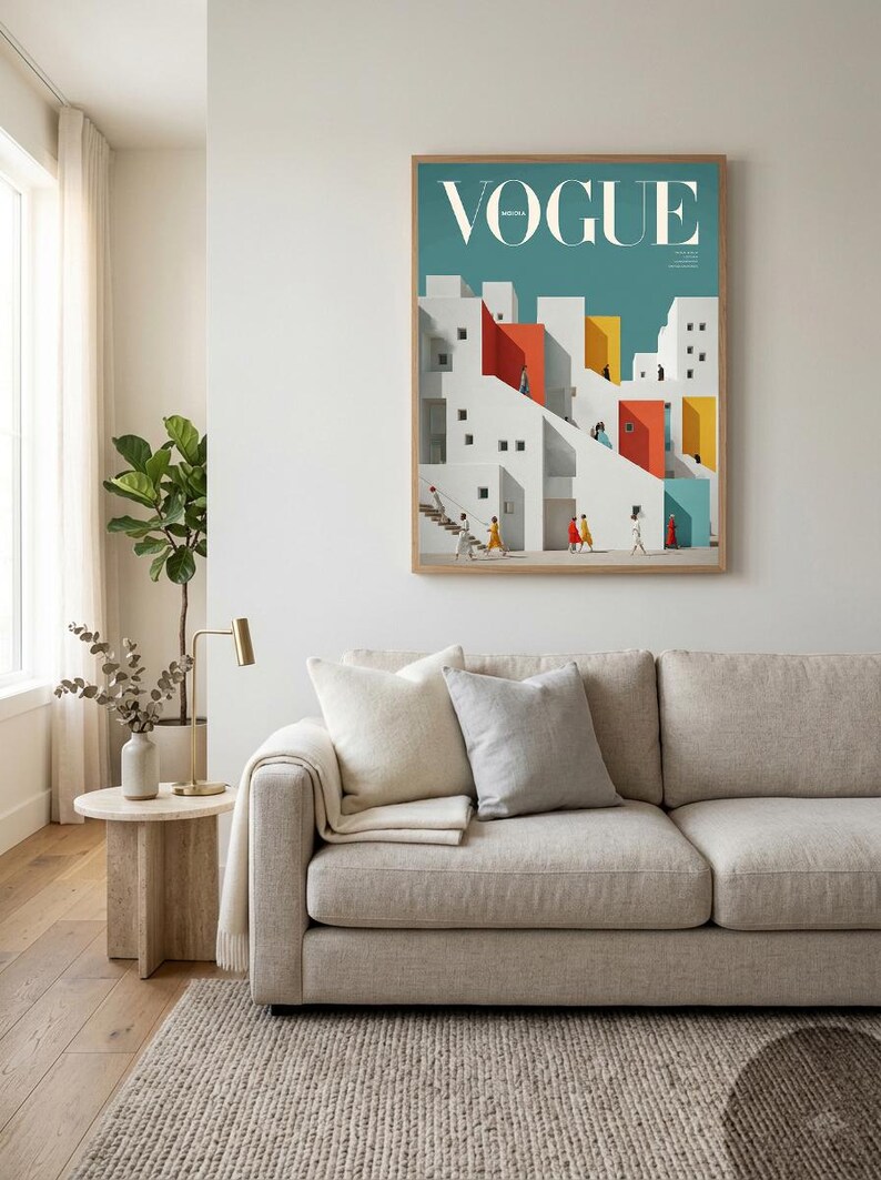 Pu&ograve; includere: Una stampa artistica da parete incorniciata che presenta un'illustrazione stilizzata di edifici bianchi in stile mediterraneo con accenti rossi, gialli e blu. La stampa mostra la parola VOGUE in alto e raffigura piccole figure che camminano su scale.