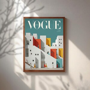 Pu&ograve; includere: Una stampa artistica da parete incorniciata con il design di una copertina della rivista Vogue. L'illustrazione raffigura edifici geometrici bianchi con accenti rossi e gialli su un cielo verde acqua. Piccole figure in abiti colorati camminano su scale.