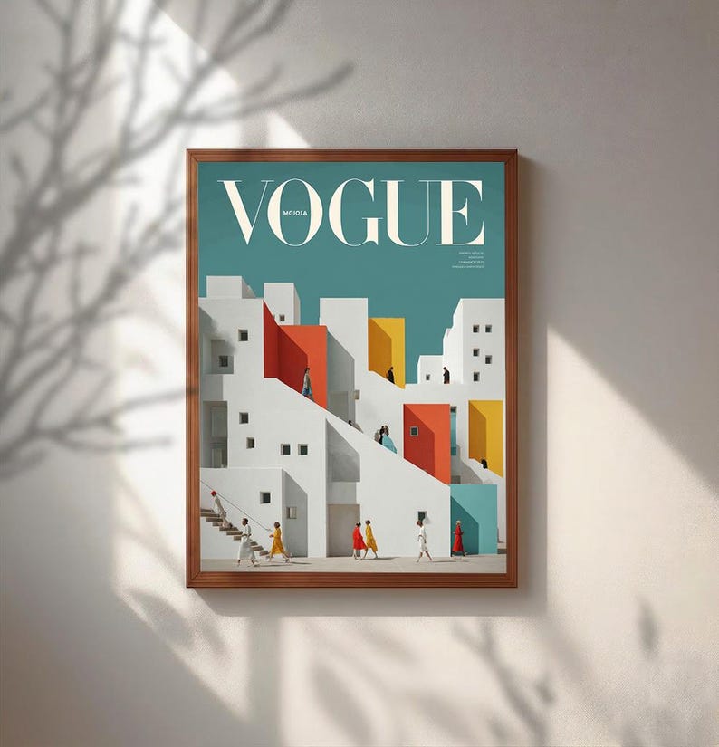 Pu&ograve; includere: Una stampa artistica da parete incorniciata con il design di una copertina della rivista Vogue. L'illustrazione raffigura edifici geometrici bianchi con accenti rossi e gialli su un cielo verde acqua. Piccole figure in abiti colorati camminano su scale.