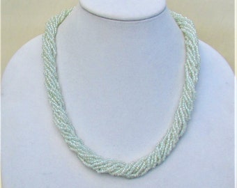 Collar verde pálido de cuentas rocaille de 10 hebras de C.1960