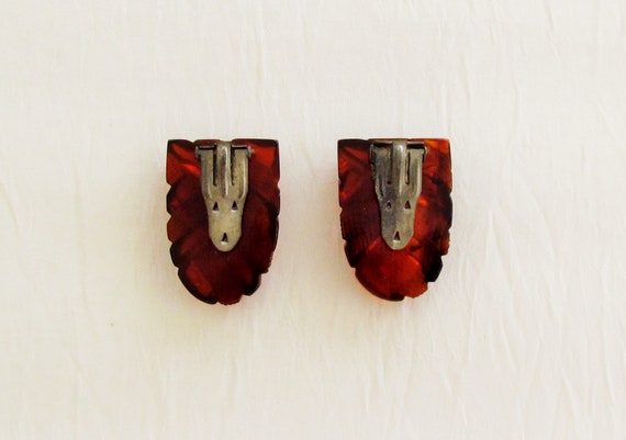 Pair of bakelite dress clips, carved root beer ba… - image 2