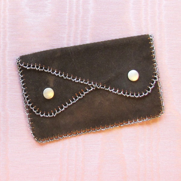 pochette vintage en daim marron avec perles en acier coupées