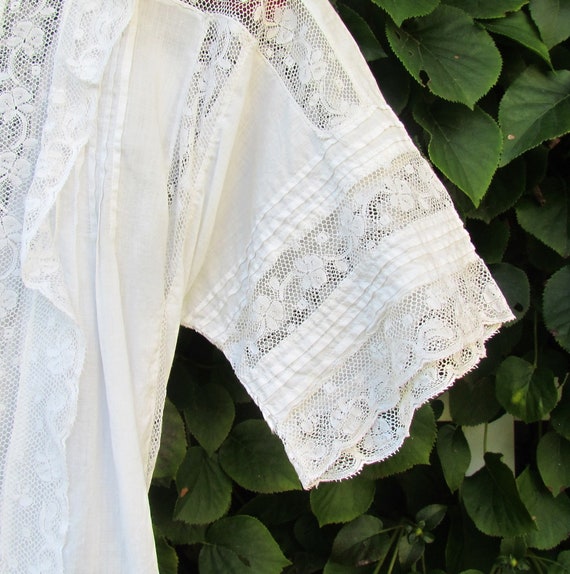 Early 1900's child's white lawn and lace dress, v… - image 3