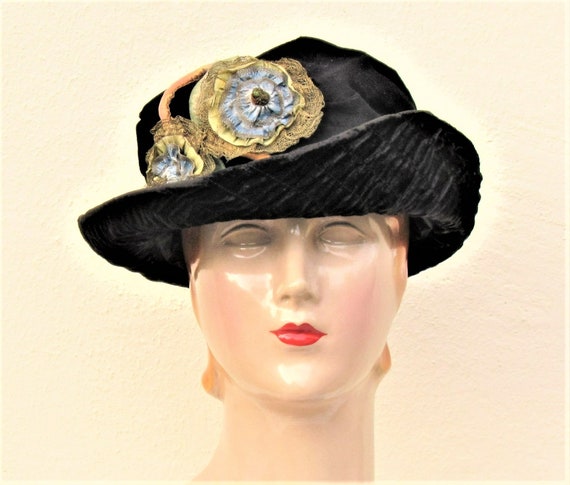 C.1920 Black Velvet Hat With Ribbon Rosettes - Etsy display picture 1