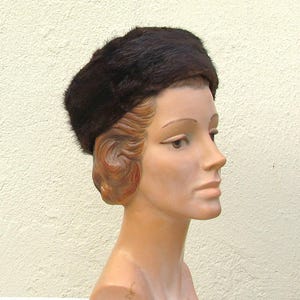 Vintage woman&#39;s brown fur pillbox hat