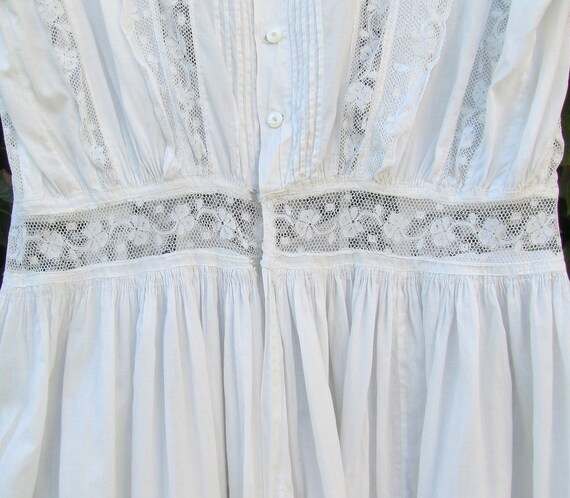 Early 1900's child's white lawn and lace dress, v… - image 7