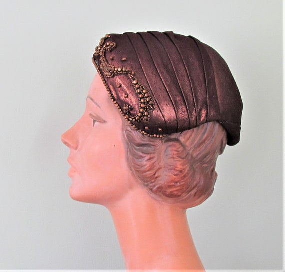 Elegant 1950's beaded cocktail hat in bronze meta… - image 5