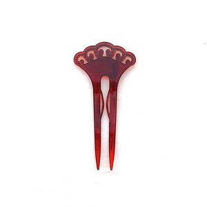Puede incluir: Un peine para el cabello de color rojo oscuro con una parte superior decorativa en forma de abanico y dos p&uacute;as largas y puntiagudas. El peine tiene un dise&ntilde;o calado en la parte superior y est&aacute; hecho de un material transl&uacute;cido. Es un accesorio para el cabello.