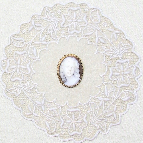 Vintage 14K cameo brooch/pendant, carved hard she… - image 1