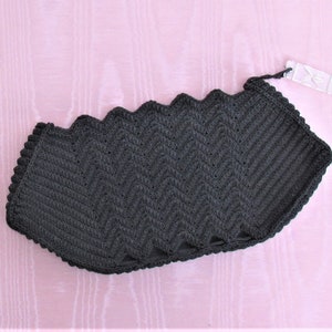 1940&#39;s black crocheted purse with carved lucite zipper pull