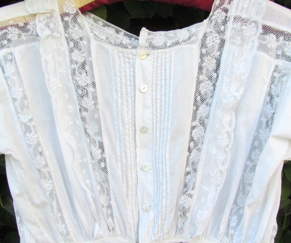Early 1900's child's white lawn and lace dress, v… - image 6