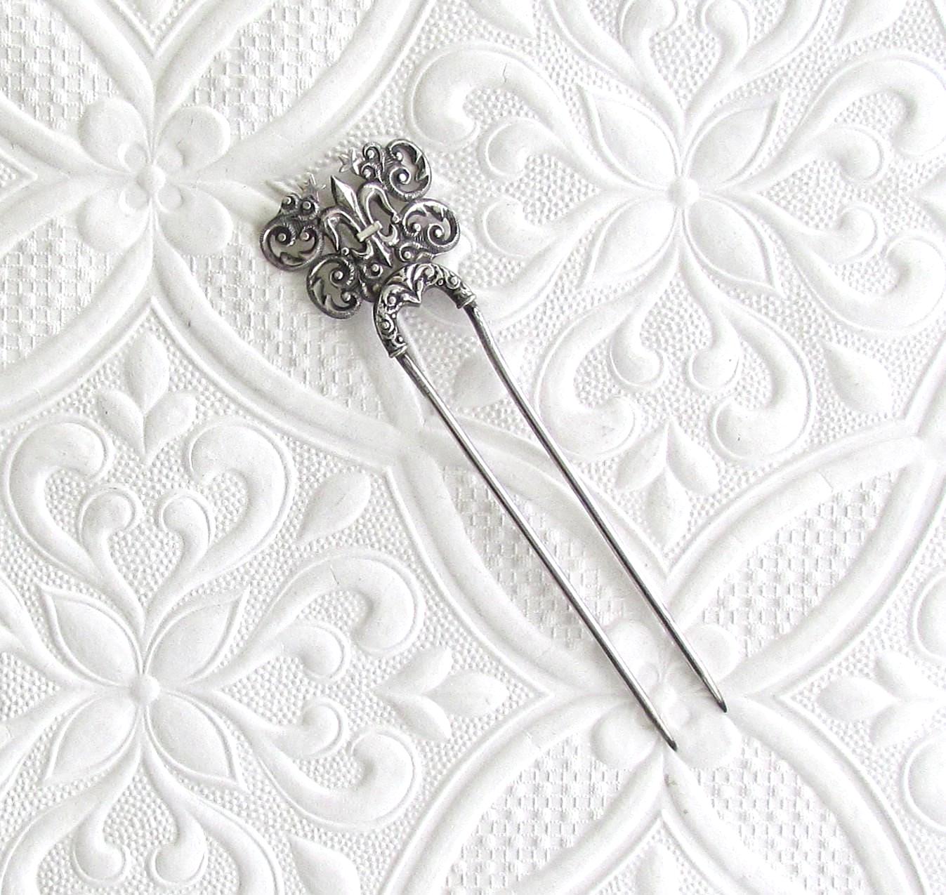 Broche Vintage 'Juan Les Pins' - Fleur De Lys Filigrane émaillée - Années 1970 - Neuf Vieux Stock