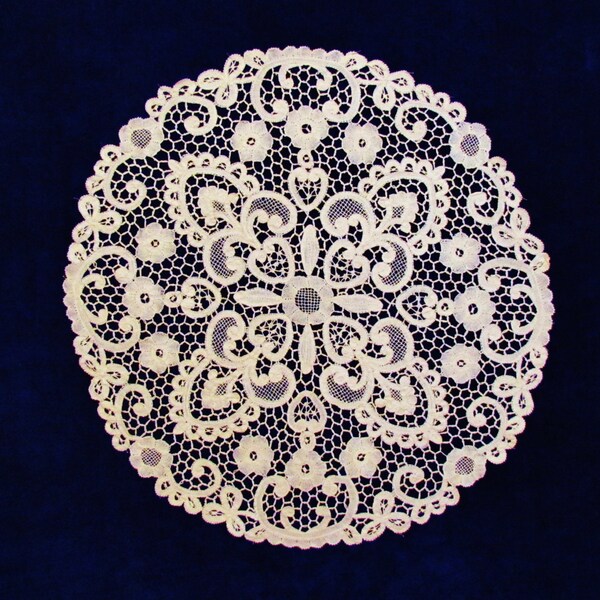 Vintage bobbin lace tablecloth, handmade bloemwerk lace small ecru table cover