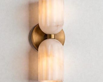 Double applique murale de luxe moderne du milieu du siècle en laiton, albâtre et scones en laiton