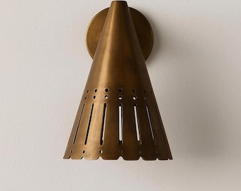 Aplique de pared italiano de latón de mediados de siglo - Lámpara cónica industrial