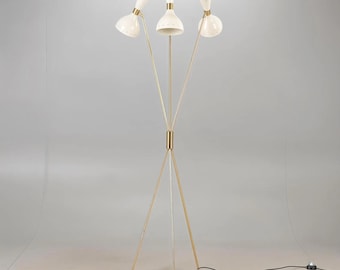Lámpara de pie trípode de latón de estilo moderno de mediados de siglo, pantallas cónicas de esmalte color crema, iluminación llamativa.