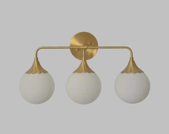 Luminaire pour meuble-lavabo Mid-Century en laiton - applique murale à 3 globes, luminaire de salle de bain moderne