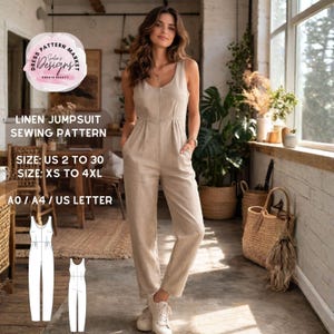 Pode incluir: Uma mulher vestindo um macacão de linho bege. O macacão tem decote redondo e corte sob medida. A imagem inclui o texto "LINEN JUMPSUIT SEWING PATTERN" e informações de tamanho. O padrão é de "Dress Pattern Market Designs".