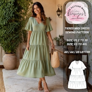 Puede incluir: Una mujer con un vestido midi escalonado verde salvia con mangas cortas y cuello en V. Lleva un bolso de mano tejido y sandalias color canela. La imagen incluye un patrón de costura con texto: "TIERED MIDI DRESS SEWING PATTERN" e información de tallas.