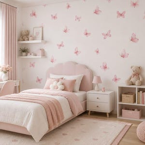 Könnte beinhalten: Ein Schlafzimmer mit einem geschwungenen rosa Kopfteil, weißer Bettwäsche mit einer rosa Tagesdecke und Wänden, die mit zahlreichen rosa Schmetterlings-Wandaufklebern im Aquarellstil verziert sind. Der Raum enthält einen Schreibtisch und ein Regal.