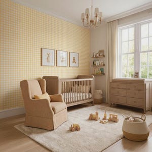 Può includere: Una cameretta con carta da parati a quadretti vichy giallo chiaro e bianco, una poltrona a orecchioni beige, una culla in legno chiaro e una cassettiera abbinata a sei cassetti. Un tappeto color crema copre il pavimento con blocchi di legno.