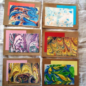 Notecards de papier kraft blanc à la main en marbre, ensemble de 6, couleurs assorties, toutes les occasions, 5,5 "X 4"