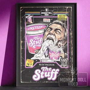Puede incluir: Póster enmarcado de estilo vintage para la cinta VHS "The Stuff". La obra de arte presenta a un hombre con líquido blanco saliendo de su boca, un recipiente morado de "The Stuff" y el texto "You are what you eat."