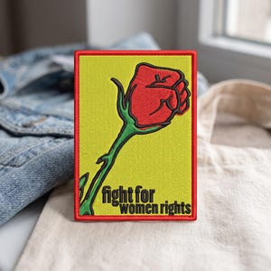 Feministisk ros-lapp, broderad märke med kamp för kvinnors rättigheter, strykfäste med röd näveblomma, aktivistryggsäcksmoralemblem, gåva med kardborreögla