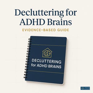 Könnte beinhalten: Ein spiralgebundenes Notizbuch mit dunkelblauem Einband, das ein goldenes Haus-Symbol mit einer Gehirngrafik und den Text "DECLUTTERING for ADHD BRAINS" zeigt. Der Titel "Decluttering for ADHD Brains" und "EVIDENCE-BASED GUIDE" stehen darüber.