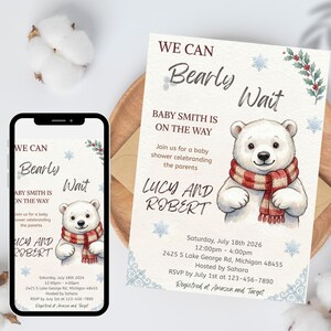 Può includere: Invito per baby shower con un'illustrazione di un orso polare con una sciarpa rossa e bianca. Il testo recita "We Can Bearly Wait" e include i dettagli dell'evento. Uno smartphone mostra lo stesso design.