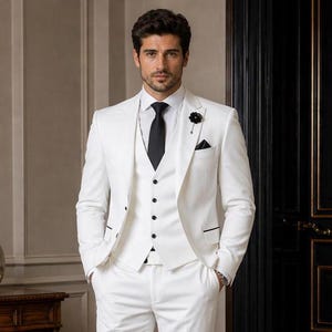 Completo da uomo bianco a tre pezzi, smoking slim fit, set giacca, gilet e pantaloni per sposo.