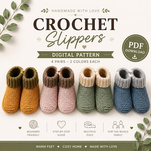 Op de afbeelding: Een digitaal PDF-patroon voor gehaakte pantoffels met vier paren in verschillende kleuren: mosterdgeel, lichtroze, saliegroen en blauw. Elk paar heeft een contrasterende geribbelde boord. De tekst luidt Crochet Slippers Digital Pattern.